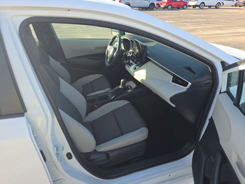 Used 2025 Toyota Corolla LE FWD image 12