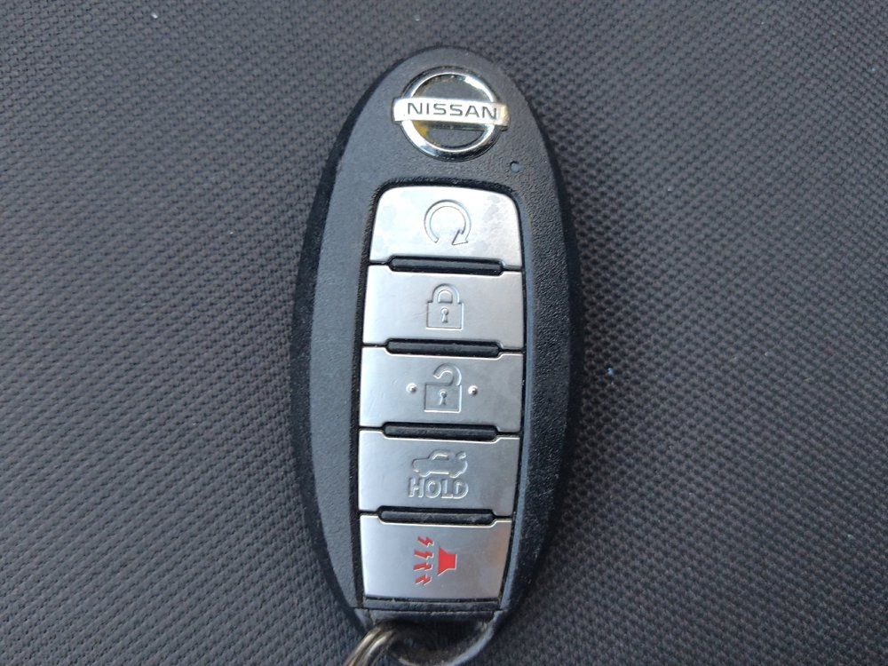 Used 2022 Nissan Versa SR FWD image 32