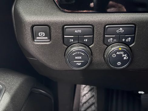 Certified 2025 Chevrolet Silverado 1500 LT AWD/4WD image 25