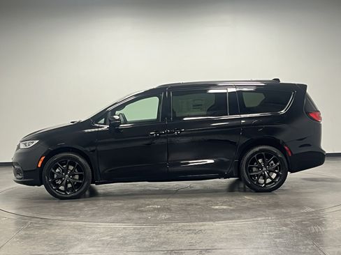 New 2026 Chrysler Pacifica Limited w/ S Appearance Package image 5