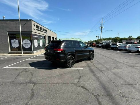 Used 2018 Jeep Grand Cherokee Laredo AWD/4WD image 16