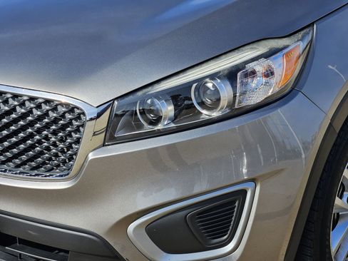 Used 2018 Kia Sorento LX image 10