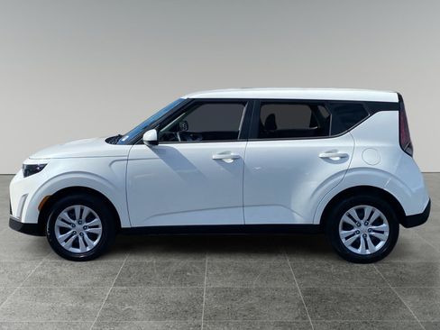 Used 2025 Kia Soul LX FWD image 2