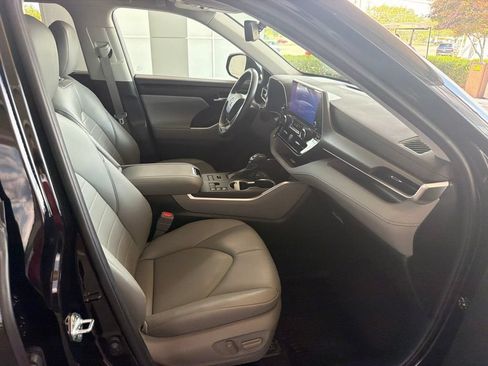 Used 2023 Toyota Highlander XLE AWD/4WD image 29