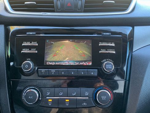 Used 2015 Nissan Rogue S image 18