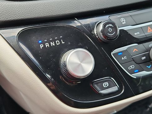 Used 2023 Chrysler Voyager LX FWD image 17