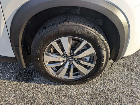 Used 2025 Nissan Pathfinder SL FWD image 11
