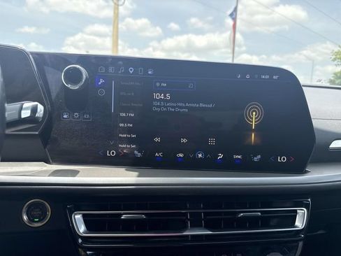 Used 2025 Chevrolet Traverse LT FWD image 13