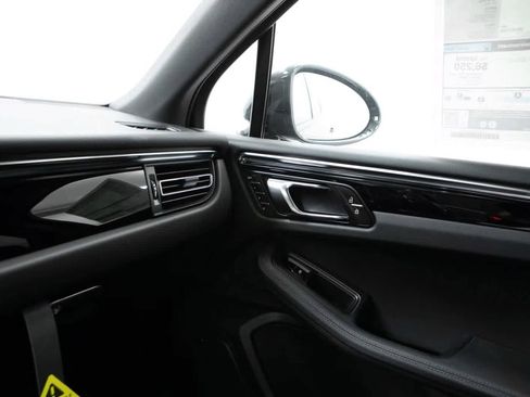 Used 2026 Porsche Macan AWD/4WD image 32