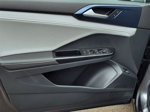 Used 2024 Volkswagen Taos SE image 10