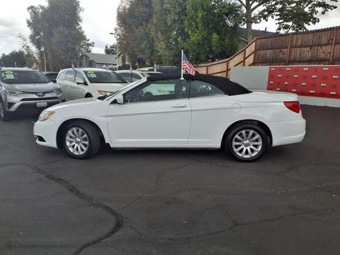 Used 2012 Chrysler 200 Touring FWD image 4