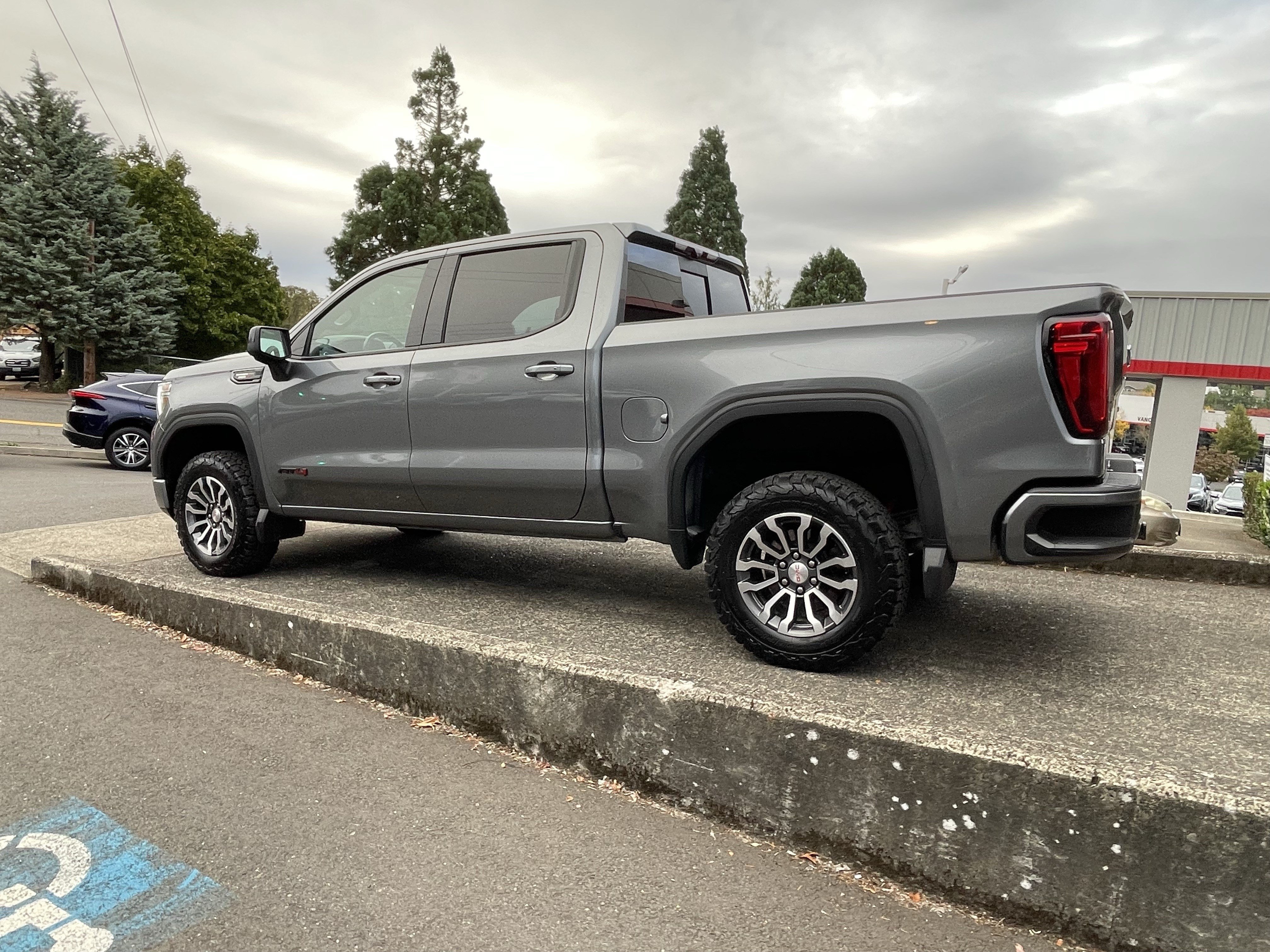 Used 2021 GMC Sierra 1500 AT4 w/ AT4 Value Package AWD/4WD image 5