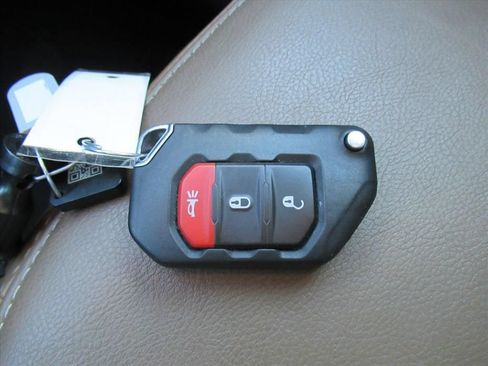 Used 2022 Jeep Wrangler Unlimited Sahara w/ LED Lighting Group AWD/4WD image 33