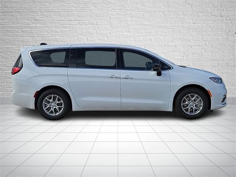 New 2026 Chrysler Pacifica Select image 5