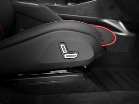 Used 2025 Ferrari Purosangue AWD/4WD image 38