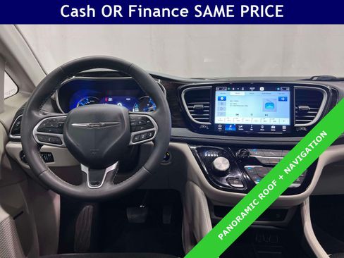 Used 2023 Chrysler Pacifica Limited w/ Uconnect Theater Family Group FWD image 2
