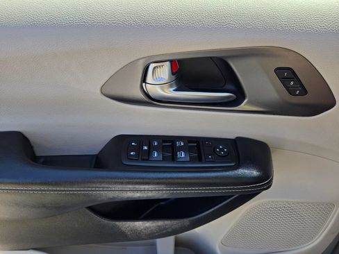 Used 2023 Chrysler Pacifica Touring-L FWD image 21