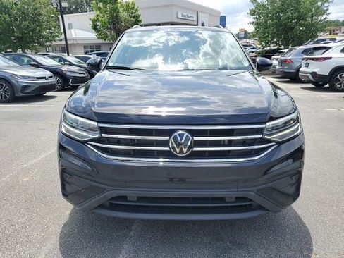 Used 2024 Volkswagen Tiguan SE w/ Panoramic Sunroof Package FWD image 2