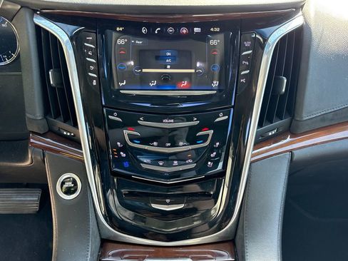 Used 2018 Cadillac Escalade 2WD image 23