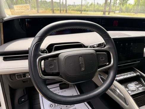 Used 2025 Lincoln Nautilus Reserve image 17