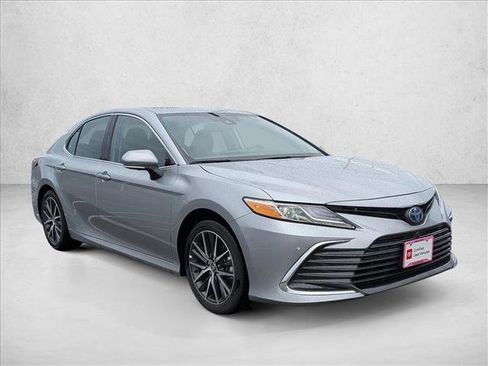 Used 2024 Toyota Camry XLE w/ Navigation Package image 3