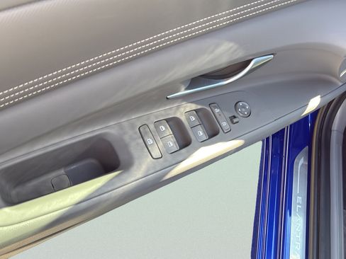 Certified 2025 Hyundai Elantra SEL FWD image 11