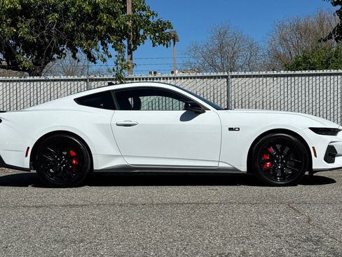 Used 2025 Ford Mustang GT Premium image 3