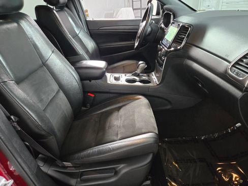 Used 2022 Jeep Grand Cherokee Laredo AWD/4WD image 3