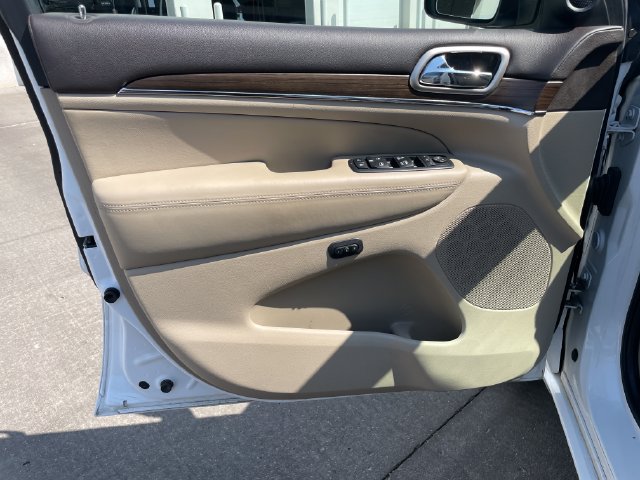 Used 2017 Jeep Grand Cherokee Overland AWD/4WD image 11