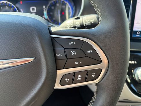 Used 2023 Chrysler Pacifica Touring-L image 32