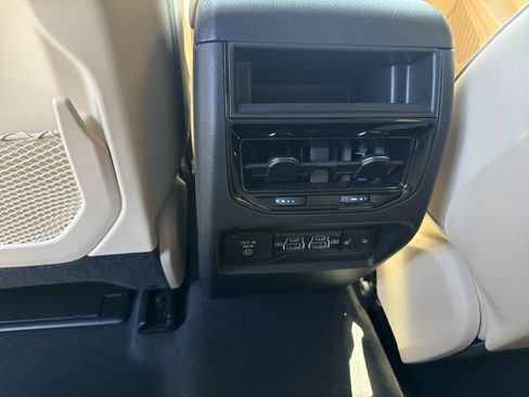 Used 2025 Jeep Grand Cherokee Limited w/ Black Appearance Package AWD/4WD image 15