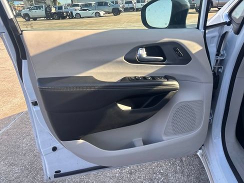 Used 2024 Chrysler Pacifica Touring-L FWD image 10