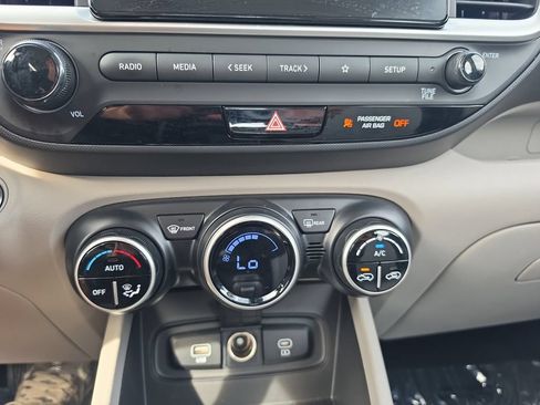 Certified 2024 Hyundai Venue SEL FWD image 19