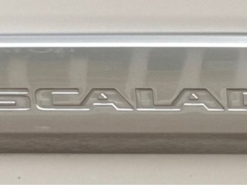Used 2018 Cadillac Escalade Luxury AWD/4WD image 9