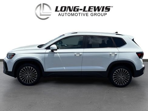 Used 2025 Volkswagen Taos SE FWD image 2