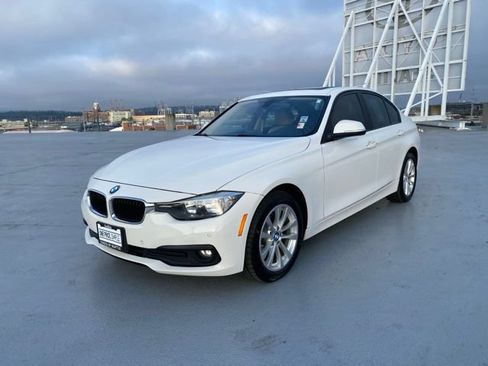 Used 2017 BMW 320i xDrive Sedan AWD/4WD image 4