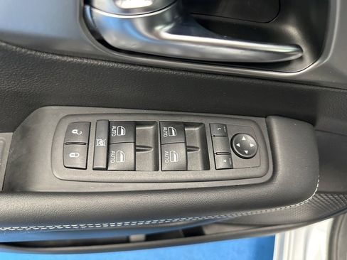 Used 2025 Chrysler Pacifica Select image 29