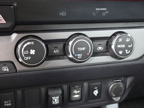 Used 2019 Toyota Tacoma TRD Off-Road AWD/4WD image 14