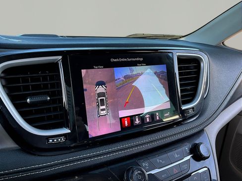 Used 2022 Chrysler Pacifica Touring-L w/ Uconnect Theater Family Group FWD image 13