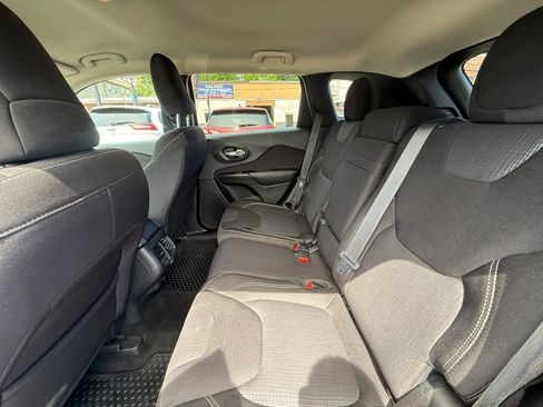 Used 2015 Jeep Cherokee Latitude w/ Cold Weather Group AWD/4WD image 41