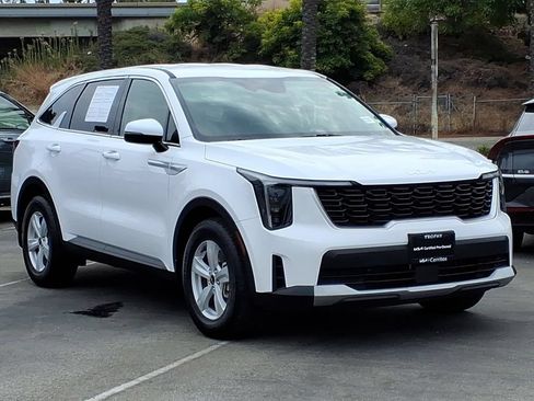 Certified 2024 Kia Sorento LX FWD image 3