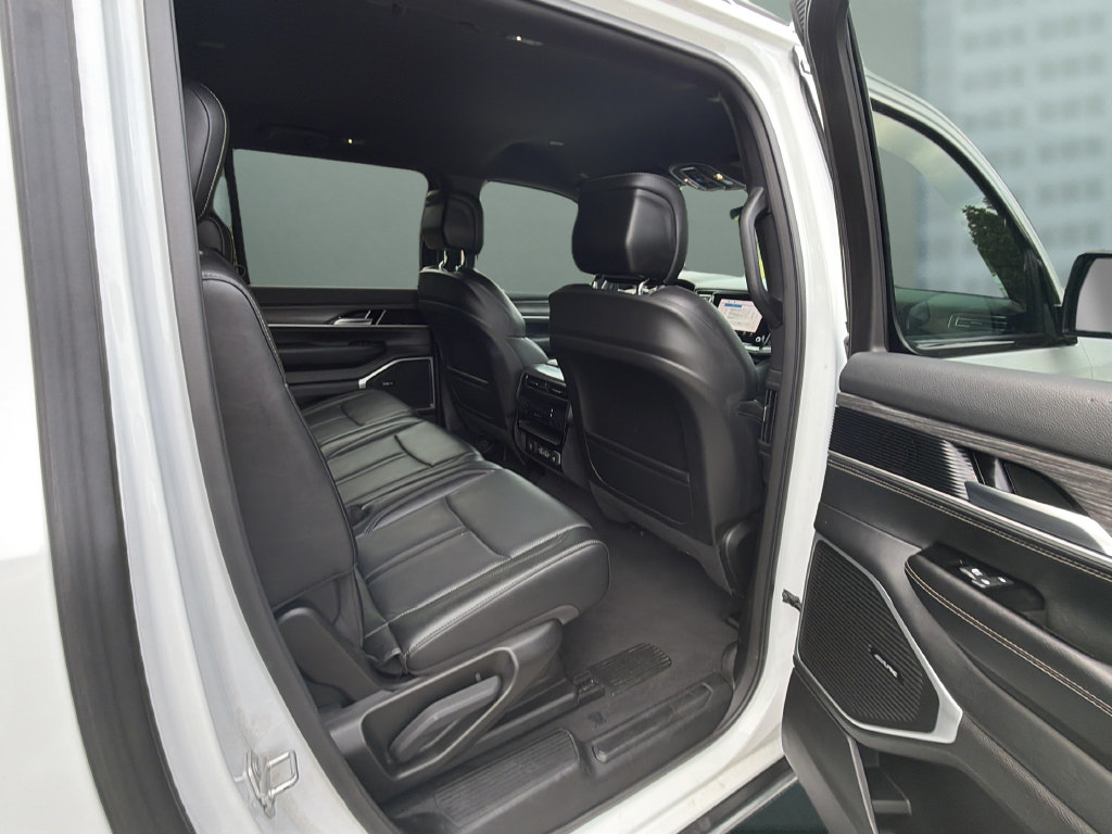 Used 2024 Jeep Wagoneer L Series III AWD/4WD image 27