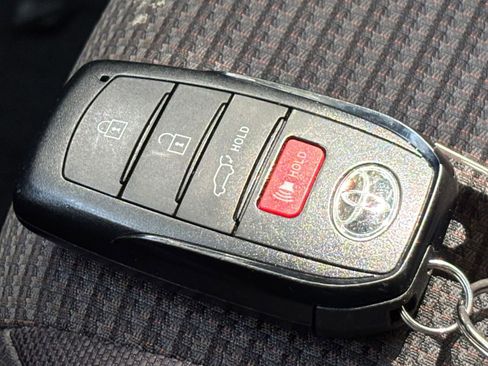Used 2025 Toyota Highlander LE FWD image 21