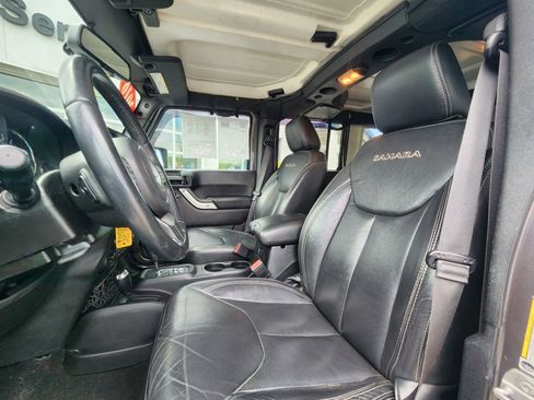 Used 2016 Jeep Wrangler Unlimited Sahara w/ Dual Top Group AWD/4WD image 25