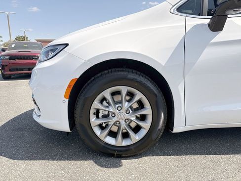 New 2026 Chrysler Pacifica Limited w/ Trailer Tow Group image 9
