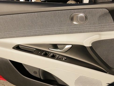 New 2025 Hyundai Elantra Limited image 17