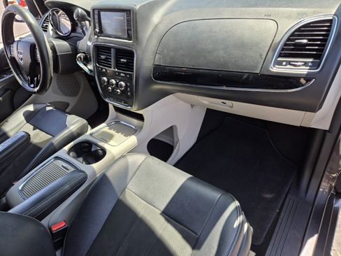 Used 2019 Dodge Grand Caravan SXT FWD image 14