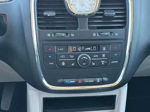 Used 2014 Chrysler Town & Country Touring-L FWD image 18