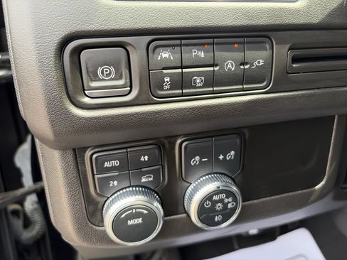 Used 2022 GMC Yukon SLT w/ SLT Luxury Package AWD/4WD image 17