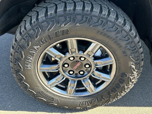 Used 2025 GMC Sierra 1500 AT4X image 33